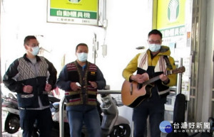 仁愛分局警組土石流樂團參與防搶演練。（仁愛分局提供）