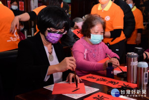縣長王惠美訪視切膚之愛基金會附設魏愛倫學苑失智日照中心，陪同長輩寫春聯。圖／記者鄧富珍攝