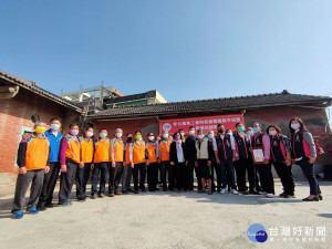 彰化職業工會慈善團體聯手送暖，修繕房屋助弱勢。圖／記者鄧富珍攝