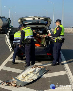 麥寮分駐所巡警獲報臺61快速道路有大量散落物，驅車於現場戒護維安，員警及時排除障礙，路過車輛紛紛按鳴喇叭表示感謝。