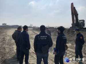 環保局與警察同仁前往現地稽查。圖／彰化縣政府提供