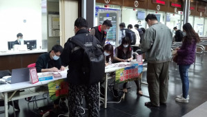 由於目前花蓮縣府的春節返鄉專車（火車、客運）還有餘票，因此花蓮縣府宣布2月4日起上午9時起，在縣府民政處開放現場購票（售完為止）。（圖／花蓮縣政府）