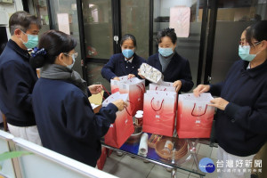 彰化慈濟志工年前打包祝福禮。圖／慈濟基金會提供
