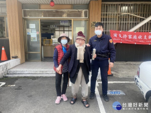 9旬翁搭計程車訪友找不到路，司機無奈報警求助

