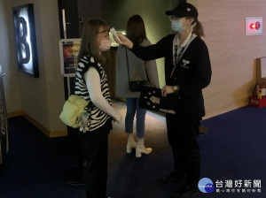 文化部規定電影院入口處由專人量測體溫及提供消毒用品