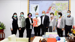 春節前夕，王惠美致贈加菜金與防疫物資予7家長照機構。圖／記者鄧富珍攝
