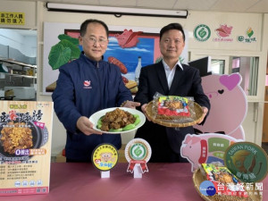 
台中市農會與大安農會結合，研製黃豆蜜汁蹄膀，極為成功，五日舉行新產品上市說明會。產品的口味及安全生產，獲得各界人士肯定。（記者陳榮昌攝）

