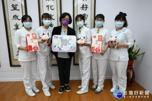 縣長王惠美致贈牛轉新運福袋，予兒童醫院辛苦的醫護同仁，感謝他們堅守防疫最前線，守護縣民健康。圖／彰化縣政府提供