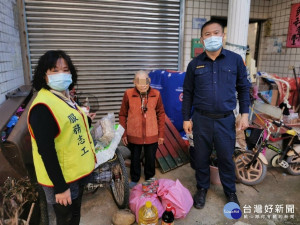 大坡所所姜仁光與警員許哲彰前往大坡所轄內清寒家庭慰問轄內獨居老人

