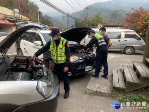 上山賞櫻車沒電，大溪分局溪內派出所獲報後，協助黃民將車輛發動，讓其能順利返家