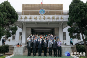 法務部長蔡清祥、鄭市長與桃園監獄同仁合影

