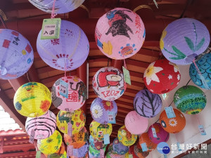 全民彩繪燈籠高掛廟宇祈福一整年。圖／記者鄧富珍攝
