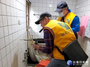 新北工會行善團前往案家場勘協助，其中廚具爐具裝置運送工會廖永義理事長率先為蕭伯伯裝設全新的熱水器