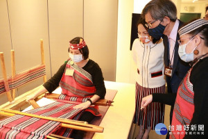 原民局8日起於烏來泰雅民族博物館展出「經緯之間．織織不倦－烏來泰雅織女與 織物的對話特展」
