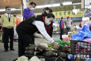 徐榛蔚視察花蓮市果菜市場　確保蔬果充分供應民眾年節需求