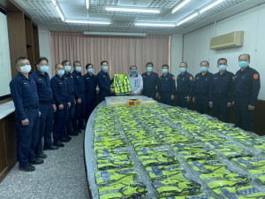 年關前游宏達議員贈南投分局反光背心等裝備。（南投分局提供）