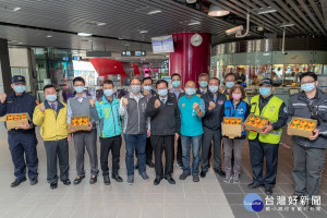 桃園市長前往桃園捷運公司A17領航站，慰勉春節期間值勤人員。