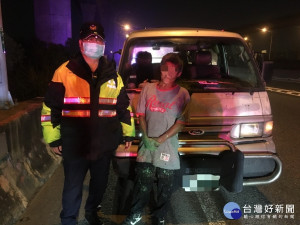 快速道路上汽車拋錨，警方熱心協助