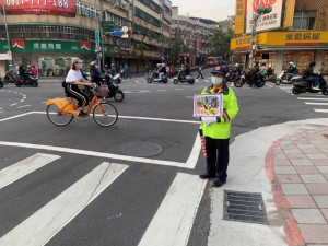 北市警局提醒駕駛人行經路口慢、看、停，務必禮讓行人優先通行，另行人在路上通行應依照標誌、標線、號誌指示行走，通行才有保障。（圖／北市警局交警大隊）