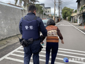 婦人走春參香迷途，平鎮警即時發現助返家