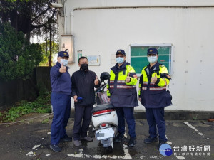 男子電動車沒電，楊梅警幫助解危