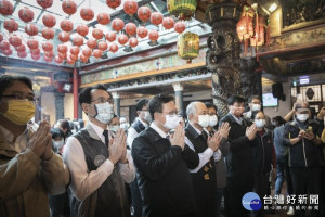 市長和與會來賓於仁海宮參香祈福，祈求疫情早日退散、桃園平安

