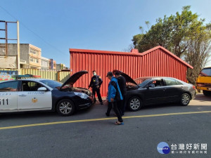 車輛拋錨堵住停車場，警協助接電解危