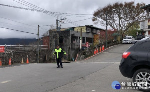 大溪警分局特別於櫻花季期間規劃警力疏導交通，避免交通雍塞