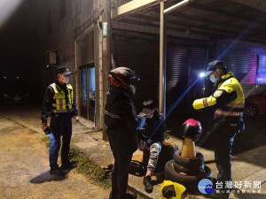 員警發現邱男蹲坐於路邊顫抖，即時通報救護車處置