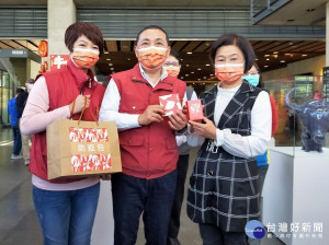 市長侯友宜遞送陶博館工作防疫包，提醒在藝文場館兼顧民眾藝文生活品質之餘，防疫作為要隨時保持高度警覺。左為新北市文化局局長龔雅雯、右為陶博館館長吳秀慈。