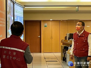 侯友宜16日到交控中心關心收假前交通路況，隨後視察國光客運五股場站防疫措施