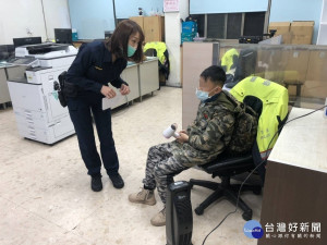 迷途男童於雨夜中行走，楊梅暖警協助返家團圓

