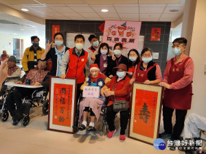 板橋榮家日前辦理李照亭老先生百歲壽辰活動，榮家家主任張長林代表總統、行政院長、輔導會主任委員致贈壽屏及金壽桃，祝福身體健康、福壽無疆