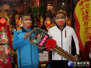 三重區重陽路清聖宮17日（農曆正月初六）舉行清水祖師聖誕慶典，並藉由仙佛慶典捐贈新北市政府復康巴士，市長侯友宜代表受贈