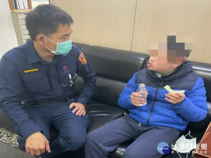 警方助少年返家。林重鎣攝