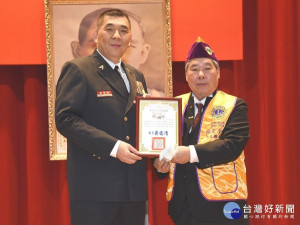 中和獅子會捐贈新北市政府消防局第七大隊16套消防衣消防局長黃德清代表受贈，並頒發賴禎洲會長感謝狀