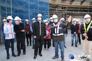 視察中興國小校舍暨停車場工程　林右昌：提供孩子美術館級校園空間