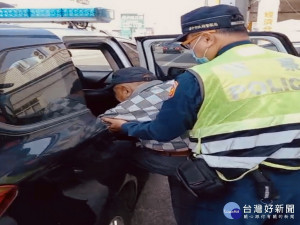 巡羅車送老翁回家。林重鎣攝