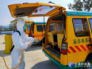 防疫作業不輕忽　苗縣學生交通車開學前消毒