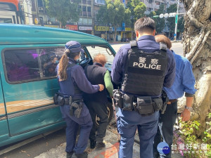 91歲老婦外出走失　熱心警協助返家