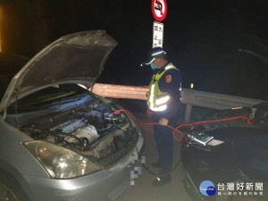 警方以巡邏車電瓶接線供車輛接電，協助陳民將車輛發動，讓其能順利返家

