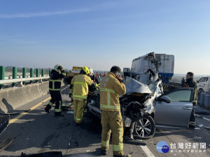 台61線西部濱海快速公路254公里北上路段今早發生連環車禍/陳致愷翻攝