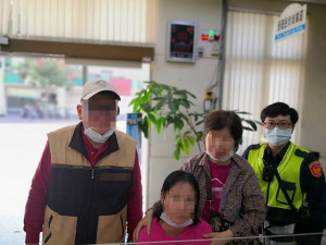 女警助返家。林重鎣攝