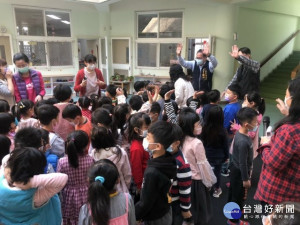 
后里區長賴同一協同后里幼兒園長張維強，開學日視察區內市立幼兒園各項防疫整備情形，並致送小朋友市府設計精美的元宵小提燈。（記者陳榮昌攝）
