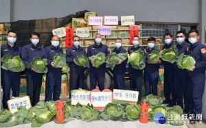 高麗菜產量大增，菜價下滑，雲林縣政府積極透過多元管道協助蔬菜調節，亦獲縣警局等機關企業踴躍響應採購。