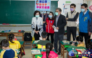 開學首日，縣長林姿妙巡視校園防疫情形。（圖∕宜蘭縣政府提供）