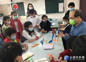 吳望如校長為深化推廣23日至大觀國小5年7班晨間活動，親自示範教學與孩子同享藝術創作的快樂