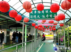 板橋監理站於初領機車駕駛執照安全駕駛講習課程中提供應景燈籠，邀請考生於燈籠上題字祈福