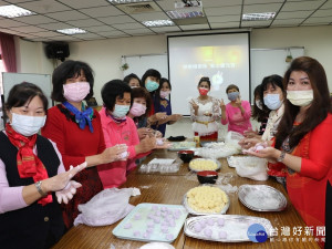 三重新住民中心特地舉辦「戀戀懷鄉味、新心慶元宵」活動，邀集新住民姊妹手作具有東南亞風味的湯圓
