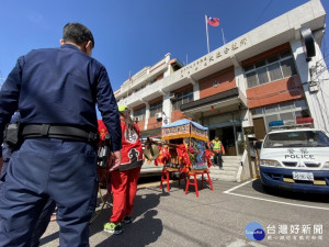 過港媽巡停大肚所。林重鎣攝